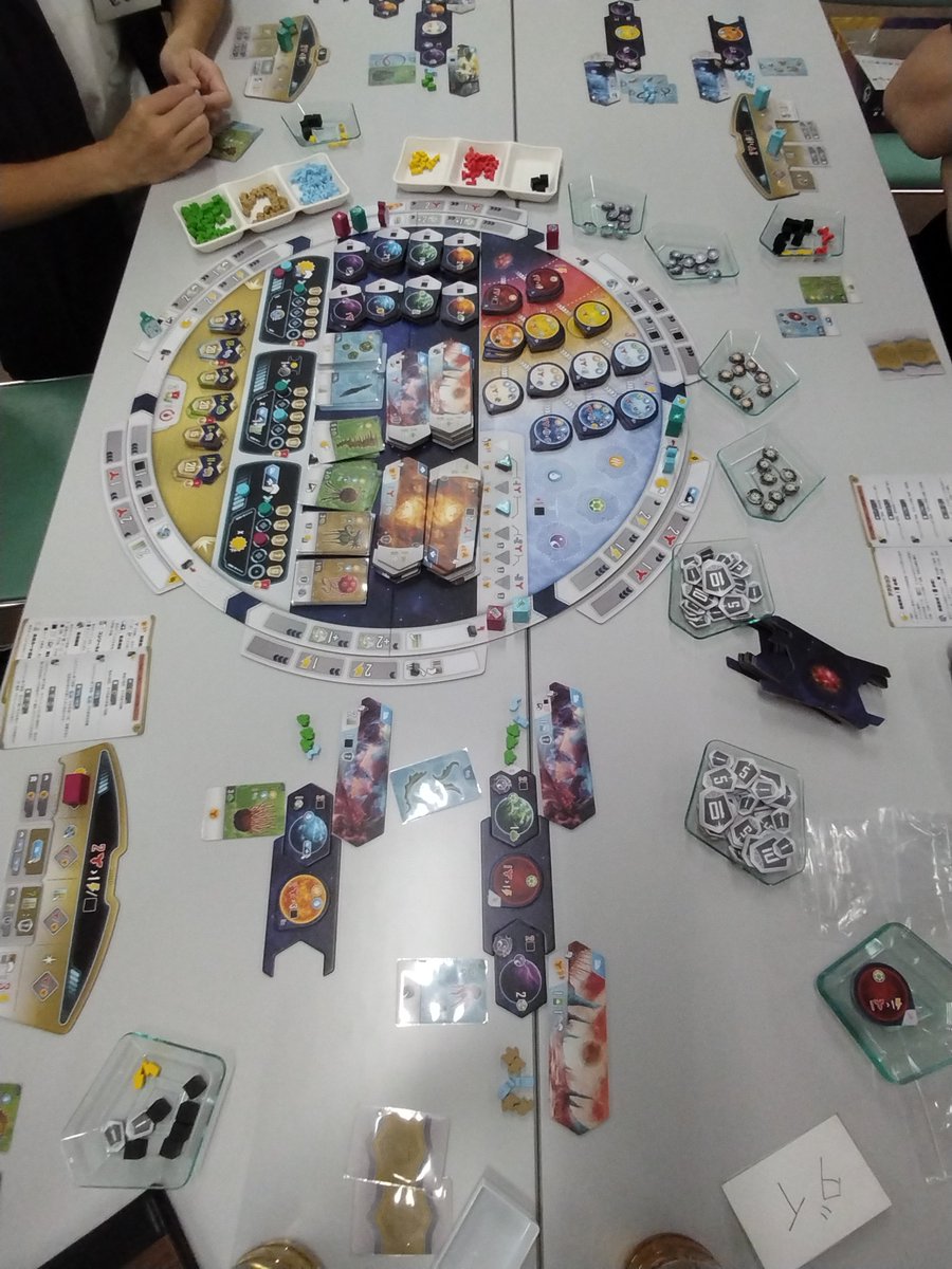 BoardGame_Lilac's tweet photo. 本日は第113回ボードゲーム会でした。パーティゲームから重量級まで、幅広く遊ばれていました。
「ダンジョンズ、ダイス＆デンジャー」は、ダイスと紙ペンでダンジョンに潜っていくゲーム。親プレイヤーのダイス目に文句を言いながらグリグリ塗りつぶして進むのが、ダンジョン攻略してる感ありました。 https://t.co/YxSbdqpohh