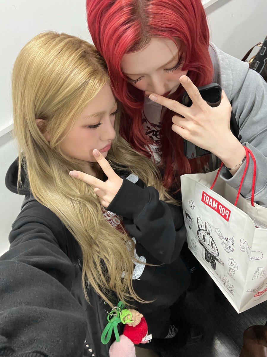 kiwittens_'s tweet photo. Y termino el día yéndome a casa junto a mi niña, viendo el #𝔡e̤butછ𝚙roto͞co𝑙 y siendo parte desde hoy del #𝑆en𝕥inelℭlu𝑏. Obvio que lo vamos a celebrar a lo grande, porque hace mucho queríamos ser parte de su club de fans. 

𝓀i𝐭suᥒᥱ 𝚍𝐫ᥱa͞𝑚𝕚ᥒg ✿ֶֶ𝆬⠀ᩙ 𝚜a𝐤u https://t.co/Is1UgtoNTW