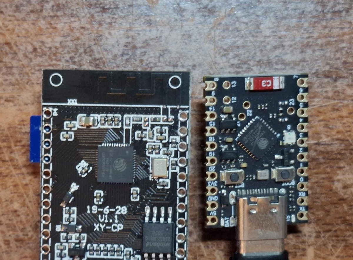 ea4eoz's tweet photo. Another thing you can do with the SDR capabilities in ESP32 chips is to compare antenas. Left: PCB antenna. Right: Ceramic chip antenna. Same settings both sides. Yes, ceramic chip antennas are truly terrible. https://t.co/bhL5rXJ72Z
