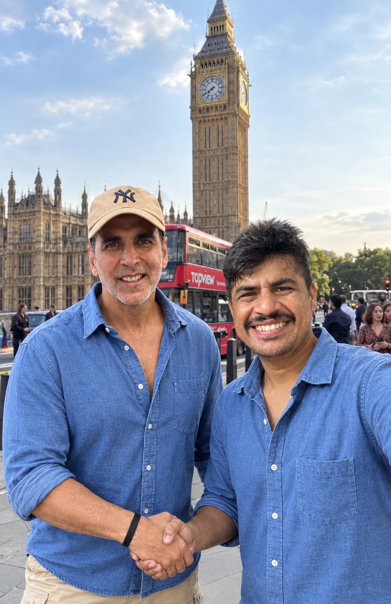 Avinashh0t1's tweet photo. #AkshayKumar𓃵 London uk Hath mila today #Samuk https://t.co/rxlf9EVVog