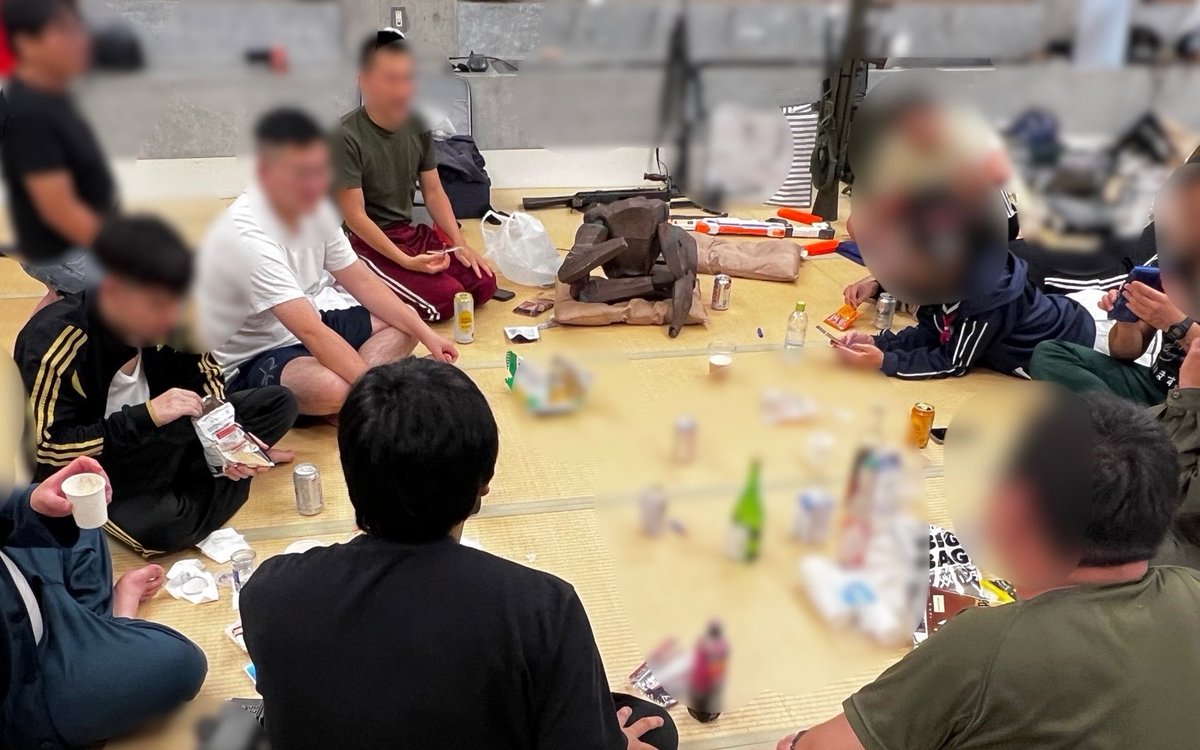 WANIGUNNSOU's tweet photo. ロッキーって人型とは程遠い異形の宇宙人なのに、なぜか畳での飲み会に親和性があるというのは新しい発見でした。 https://t.co/ssZ2RqFPjR