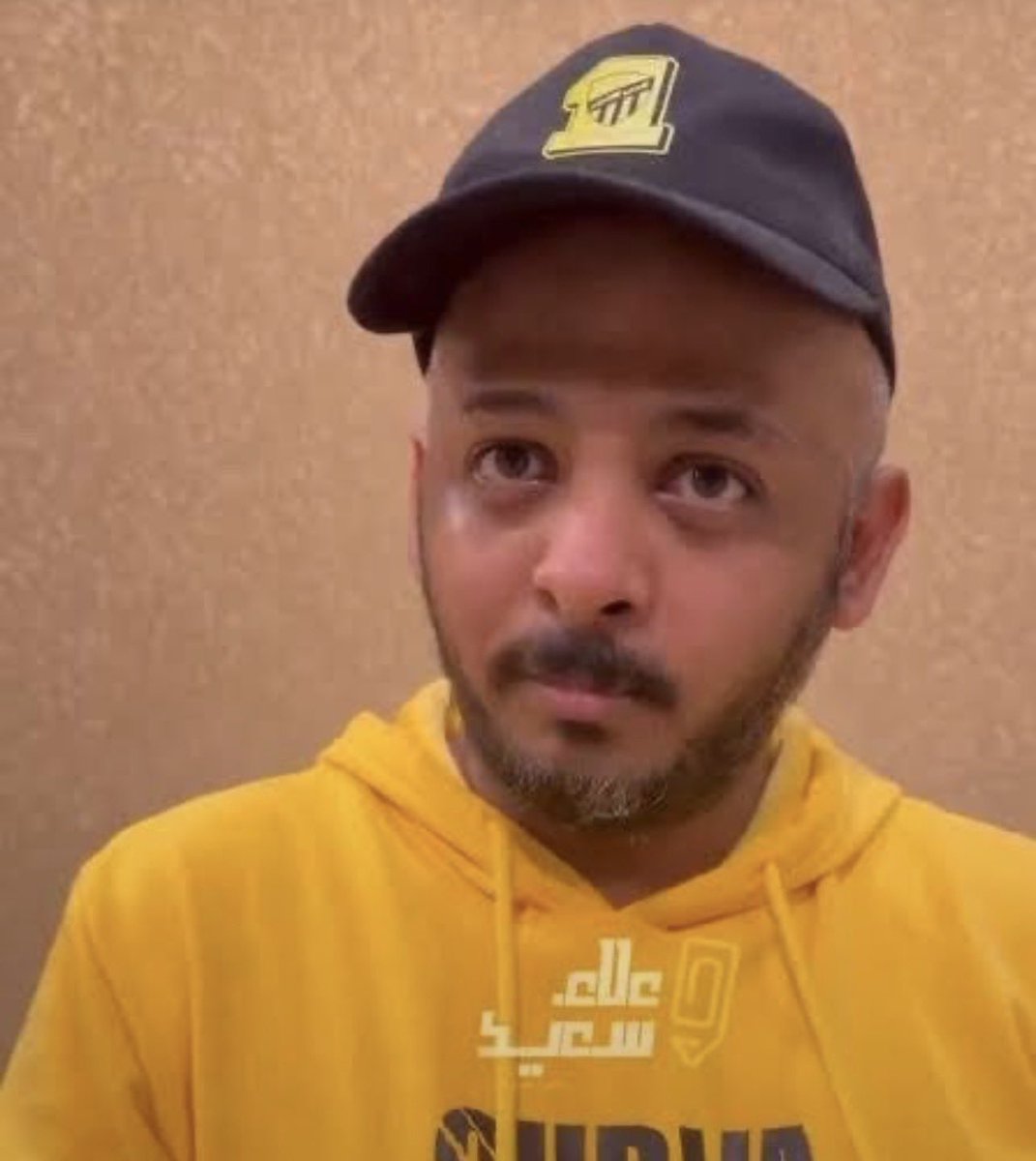 REMEMBER_i3's tweet photo. يغني ؟ لا 
يسوي اهازيج ؟ لا 
يصمم تيفو ؟ لا 
طيب ايش يسوي يلسعهم ويرتبهم بس 
😂😂😂😂😂😂😂😂😂😂😂😂😂😂😂😂😂 https://t.co/EY0CCErTUU