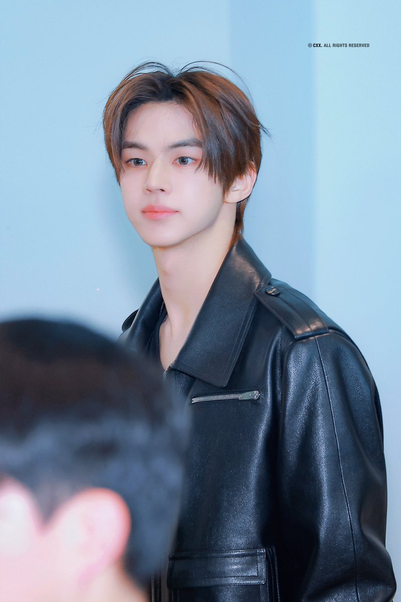 R0Blov5's tweet photo. 파리 출국때부터 김도훈 얼굴 걍 감탄밖에 안나옴 https://t.co/RAAqM1nAZi