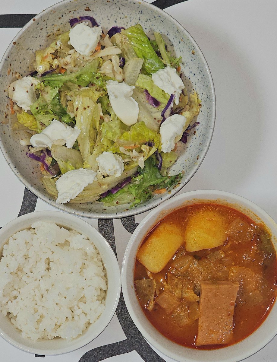 coying_2yo_'s tweet photo. 오늘 고추장찌개랑 남은 샐러드야채믹스 처리를 위해 샐러드랑 먹었덩

#코잉아밥먹자 https://t.co/9RqH4D2w5B