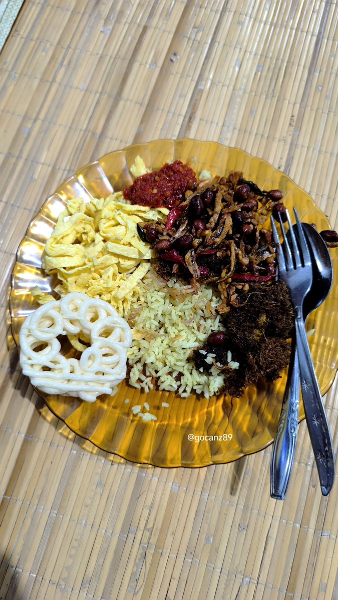 gocanz89's tweet photo. Nasi kuning malam ini, hayo tebak lauknya ada apa aja tuh ?? 😁 https://t.co/MZXr7OiUsR