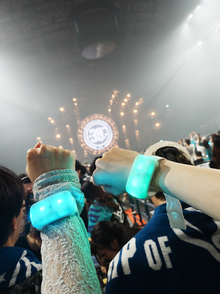 hollyKnight_boc's tweet photo. わたしね
今年28歳になったんだけど
BUMPと約15年、人生の半分以上一緒に生きてきたんだなって
びっくりするセトリすぎて、私が選んだ最強のセトリすぎて
中学生の私！お前にかかった魔法はずっとかかったまま30周年迎えてんぞ
大丈夫信じていいぞ、その音楽のことはって言いたくなった
そんな日だった https://t.co/w5US2UrjMo