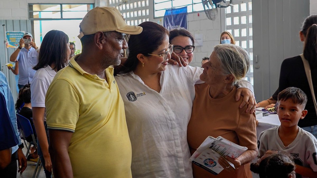 soledadalcaldia's tweet photo. 💙💛 ¡MÁS DE 1.500 SOLEDEÑOS CONECTADOS CON OPORTUNIDADES!

Nueva Esperanza vivió una gran jornada institucional que reunió en un mismo lugar empleo, emprendimiento, becas, formación, salud, bienestar, atención social y servicios para toda la familia. 🙌✨

💼 Orientación y oportunidades laborales
🚀 Fortalecimiento para emprendedores
🎓 Becas de hasta el 80 % y oferta educativa
🩺 Atención médica, vacunación y prevención
💊 Entrega de medicamentos
🧠 Psicología y nutrición
🐶🐱 Bienestar animal
✨ Belleza, recreación y mucho más

Bajo el liderazgo de la alcaldesa @alcirasandovali, seguimos descentralizando nuestra oferta institucional y sumando aliados como Opportunity International, Fundación Promigas y otras organizaciones para acercar servicios y oportunidades directamente a las comunidades.

📍 Esta vez llegamos a Nueva Esperanza y sectores aledaños, beneficiando a más de 1.500 personas.🤝🚀

💙💛 SOLEDAD CONECTA