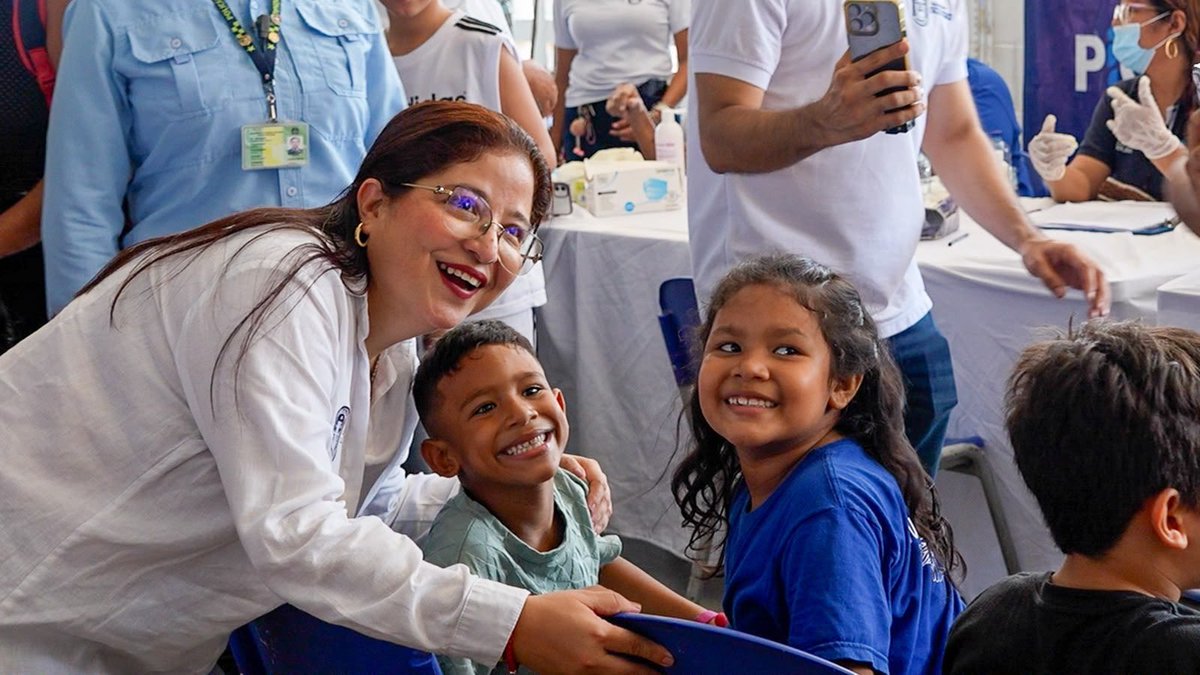 soledadalcaldia's tweet photo. 💙💛 ¡MÁS DE 1.500 SOLEDEÑOS CONECTADOS CON OPORTUNIDADES!

Nueva Esperanza vivió una gran jornada institucional que reunió en un mismo lugar empleo, emprendimiento, becas, formación, salud, bienestar, atención social y servicios para toda la familia. 🙌✨

💼 Orientación y oportunidades laborales
🚀 Fortalecimiento para emprendedores
🎓 Becas de hasta el 80 % y oferta educativa
🩺 Atención médica, vacunación y prevención
💊 Entrega de medicamentos
🧠 Psicología y nutrición
🐶🐱 Bienestar animal
✨ Belleza, recreación y mucho más

Bajo el liderazgo de la alcaldesa @alcirasandovali, seguimos descentralizando nuestra oferta institucional y sumando aliados como Opportunity International, Fundación Promigas y otras organizaciones para acercar servicios y oportunidades directamente a las comunidades.

📍 Esta vez llegamos a Nueva Esperanza y sectores aledaños, beneficiando a más de 1.500 personas.🤝🚀

💙💛 SOLEDAD CONECTA
