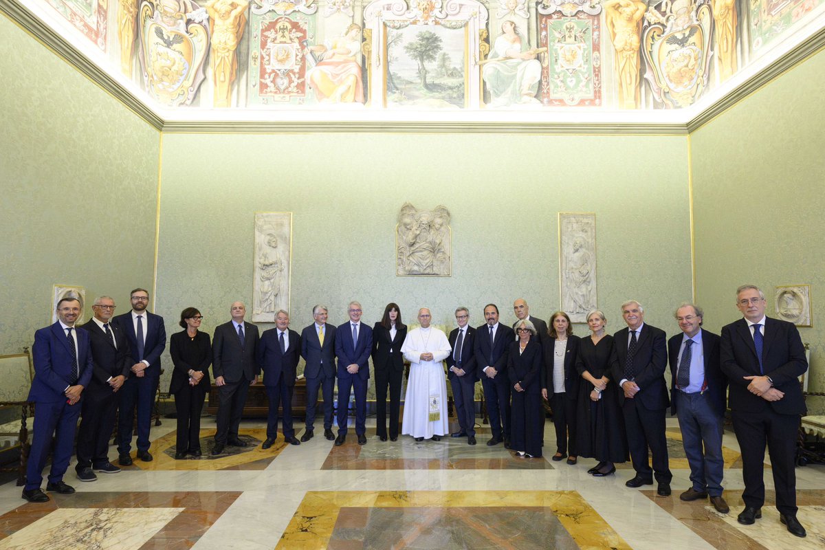 BerniniAM's tweet photo. Incontrare il Santo Padre insieme ai Presidenti degli Enti pubblici di ricerca italiani è stata un’occasione preziosa per parlare di ricerca, innovazione e formazione.

Abbiamo voluto con questo incontro ringraziarlo per le parole e le riflessioni che ci ha affidato attraverso Magnifica Humanitas.

C’è un messaggio che sentiamo particolarmente nostro: la conoscenza e le scoperte portano con loro una responsabilità.

Vale per la ricerca e l’innovazione, ma anche per la formazione. In un tempo che ci abitua ad avere tutto immediatamente, conoscere e formare significa anche restituire valore al tempo: il tempo dello studio, della fatica, del dubbio, persino dell’errore.

Perché la conoscenza non è solo ciò che impariamo, ma ciò che ci mette nelle condizioni di scegliere, comprendere e agire con libertà e consapevolezza.