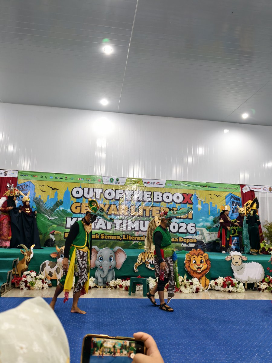 Mr_MountBlanc's tweet photo. Lagi ada event Out Of The Boox di kabupaten saya nih. Kebetulan teman bersama komunitasnya lg pentas dj acara ini. Main wayang²an 😄
Di kota kalian pernah ke out of the boox gak?? 

Out of the Boox adalah pameran atau bazar buku besar di Indonesia yang sering disebut juga sebagai Gudang Buku Keliling.

Tujuan: Meningkatkan minat baca masyarakat dengan menyediakan akses buku murah.

Karakteristik: Menjual jutaan buku dari berbagai penerbit lokal maupun internasional dengan diskon besar.