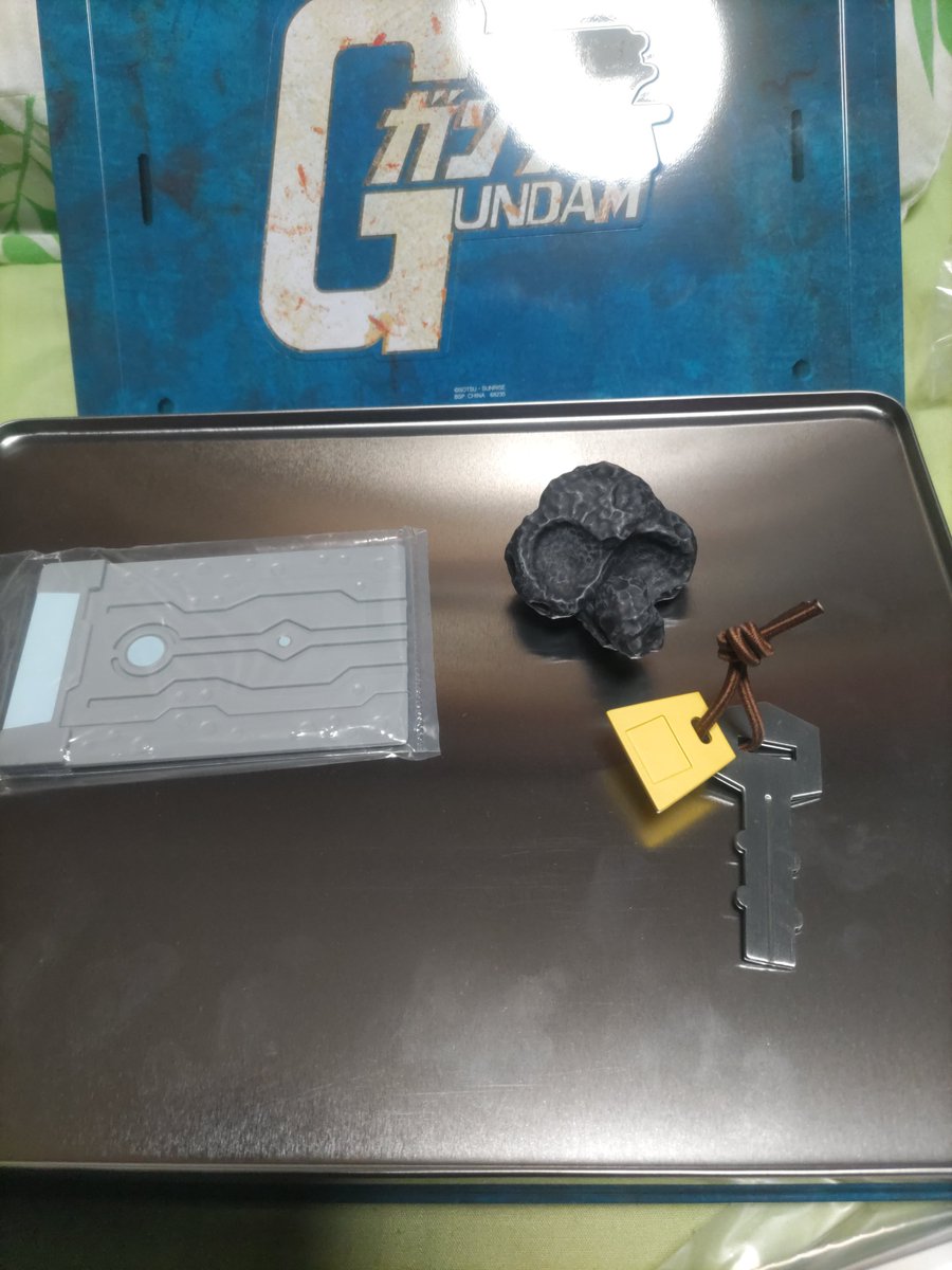 dtc_jk's tweet photo. ガンダム一番くじのB賞ヘリテージBOXのこの3つだけ謎すぎる、誰か有識者さん教えてください https://t.co/v6yVghJy7a