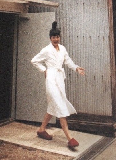 oO88Oo_y's tweet photo. 光源氏(天海祐希さん)の撮影裏めっちゃ現代人なのすきwwww
てかスリッパでこれはやばい、ほぼ脚。 https://t.co/Vc2wc8jzdQ