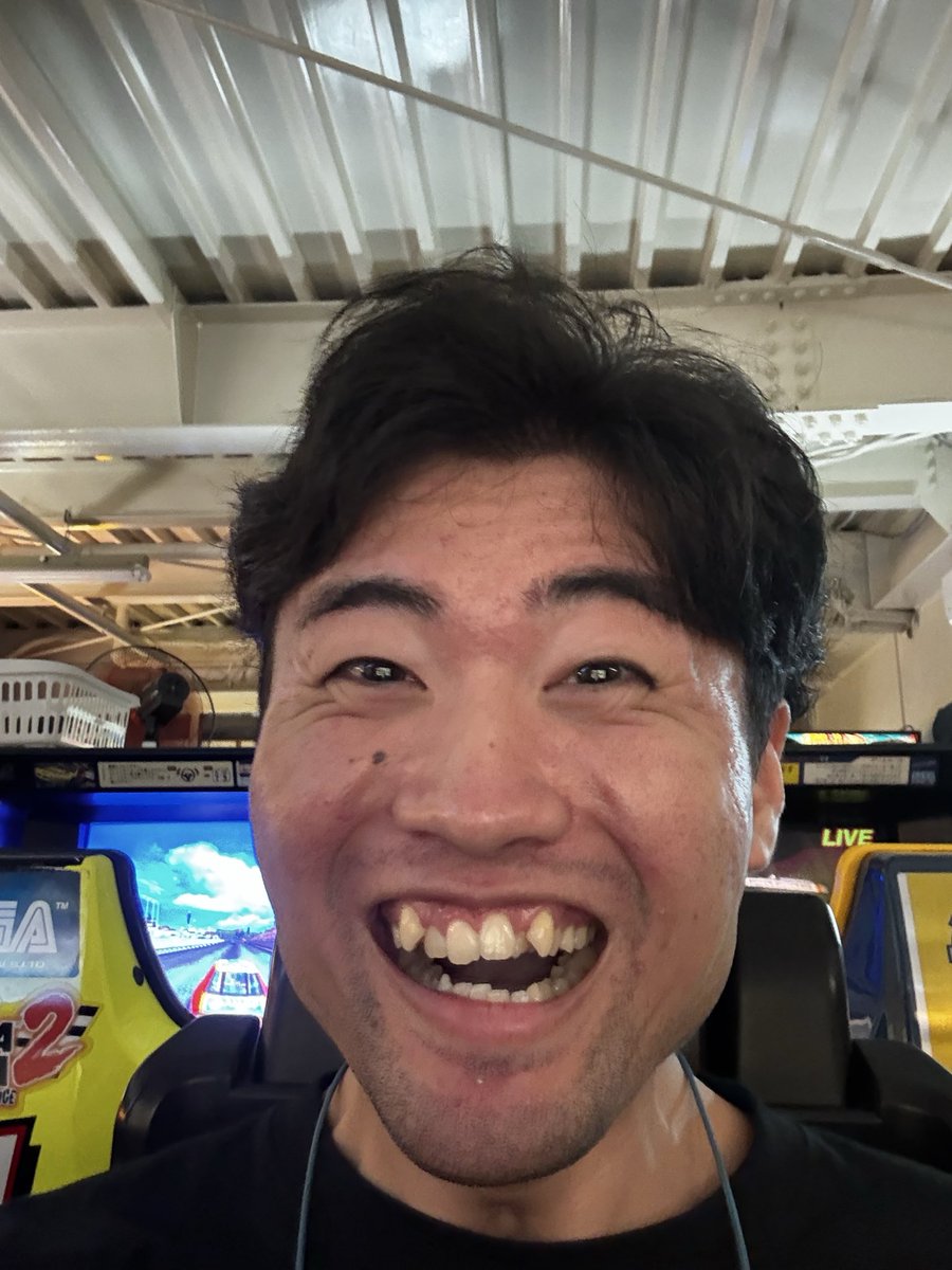 wassyoishiiNSX's tweet photo. 初BTTA行ったらいろいろ懐かしすぎて涙出そうになり思い出ゲージ余裕で紫になったけど旧筐体で全然走れなくなっててちょっと悲しくなった代わりに初めてD5触ったらめちゃくちゃ楽しくて時代が噛み合う方々を羨ましくも思った人の顔 https://t.co/JrKNbZSKBs