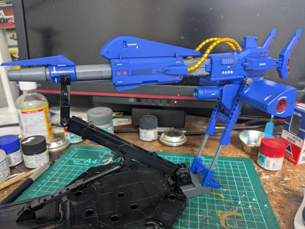 RX1977's tweet photo. ＭＧ 1/100 メガ・バズーカ・ランチャー作りました
あっこんばんは
百式 Ver2.0は今作っています、息子が積みプラから見つけて作りたいということでFA78-1より先に作ってましたｗ
成形色だけじゃできないので多少塗りました
でもちょいとミスッところもあるけどまあまあの出来じゃない？ https://t.co/tM94yl6TYa