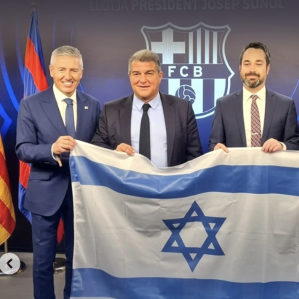 knkuwari's tweet photo. ليش يابرشلونة؟ ليش؟

في الوقت اللي جميع الشركات الكبيرة تبتعد عن التعاون مع الشركات الاسرائيلية، يأتي نادي برشلونة ويتعاقد مع شركة "بابليون" الإسرائيلية بعقد لمدة ٢٥ سنة!

شعار برشلونة.. اكثر من مجرد نادي!
واليوم نشوفه يتعاقد مع شركة اسرائيلية صاحبها يدعم الابادة وتبرع للجنود الاسرائيليين!!