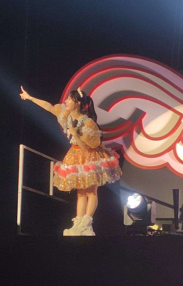 embe_oshikatsu's tweet photo. 宮城1日目の撮可から
スタンドを指さす笑瑠ちゃん
#CUTIELAND
#きゅーすと
#川本笑瑠
#えみるがみるの https://t.co/OfwRuR676R