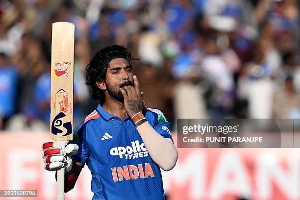 imganesha's tweet photo. Well, every time I try to categorise KL Rahul, the batsman, for his type of cricket, he keeps surprising me!

Another classic ODI knock!

Also, he opens, bats in the middle overs and can finish, plus he keeps. 

Still not an all format player for you?

@klrahul @BCCI https://t.co/8pHoXsh90b