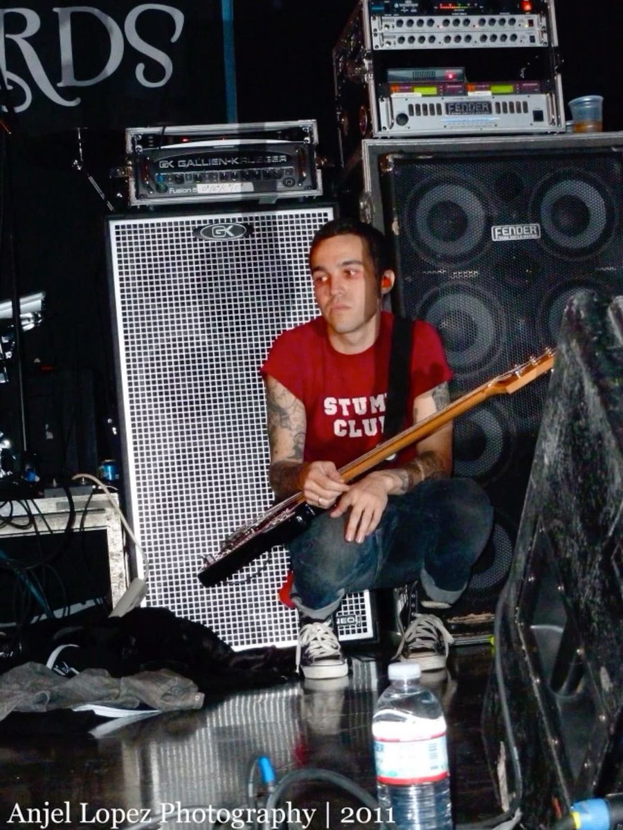 _blueber_ry's tweet photo. does anyone else ever think about when pete wore his stump club shirt during hiatus and he just looked fucking miserable,, or is that just me https://t.co/YgNtnaIZw2