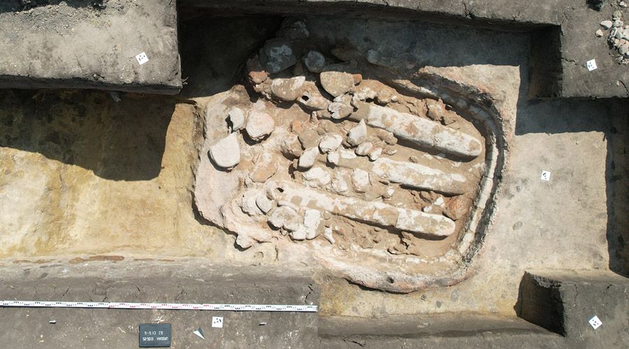 AntiquityJ's tweet photo. NEW Remains of a huge pottery kiln from the Chalcolithic (5th-4th millennia BC) settlement of Ursoaia, Romania.

The largest known kiln of the Cucuteni–Trypillia culture, it points to an early shift towards craft specialisation in south-eastern Europe.

🆓 https://t.co/lrkOUSYphG https://t.co/i7db282SnR