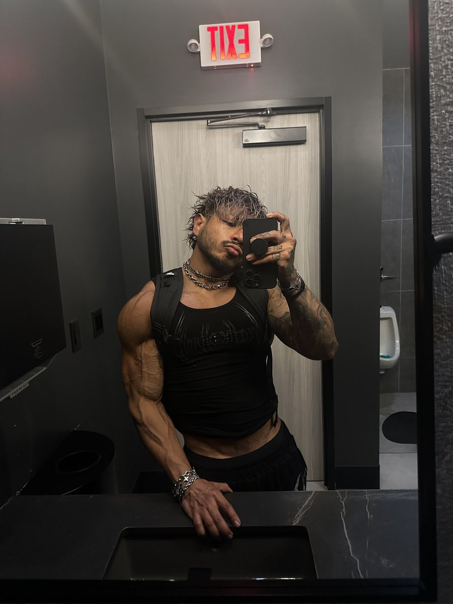 thatboixisaac's tweet photo. 🦇🖤 https://t.co/xMKpkroWby