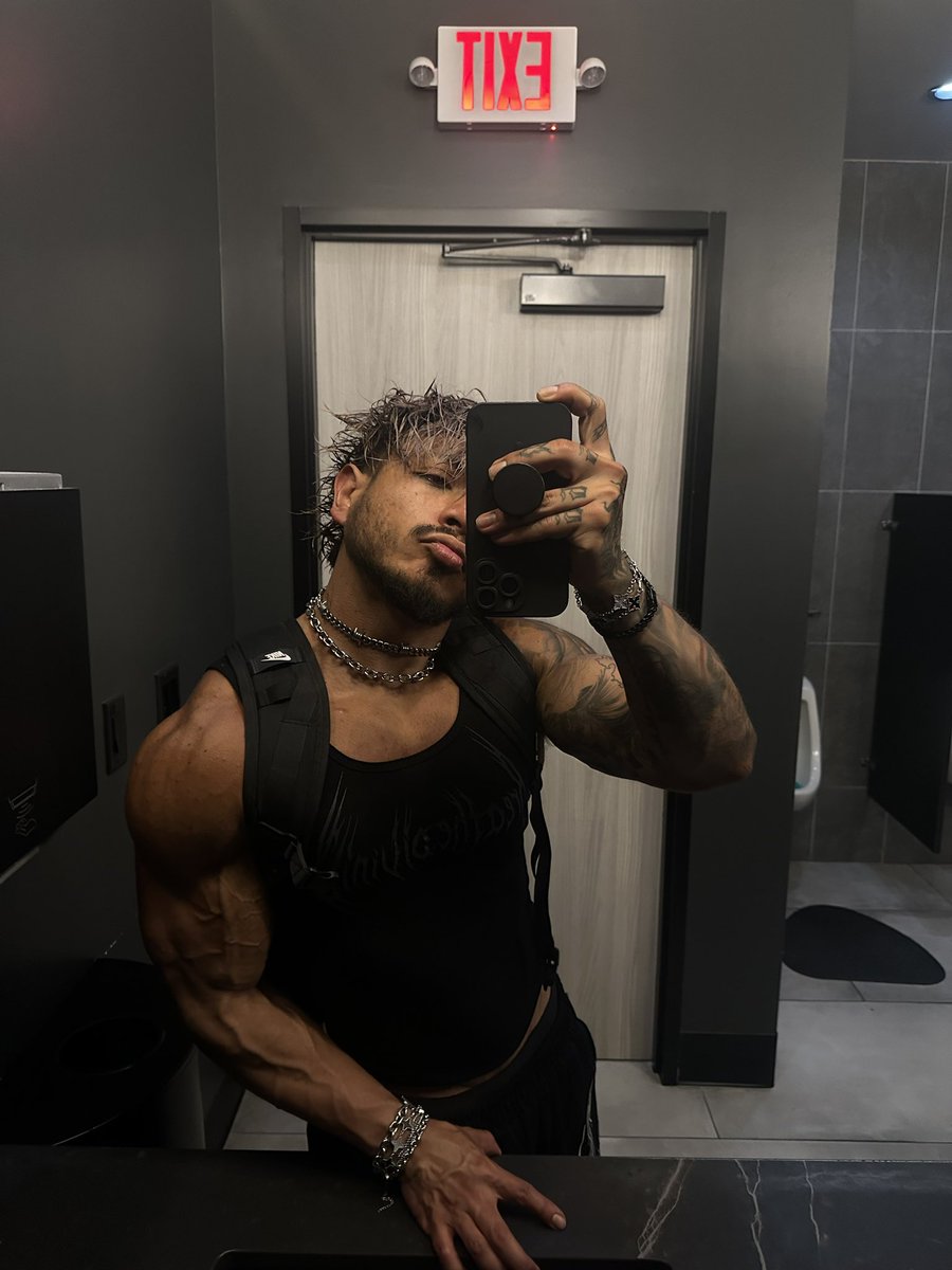 thatboixisaac's tweet photo. 🦇🖤 https://t.co/xMKpkroWby