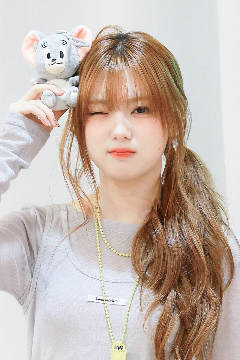 chaenaxx's tweet photo. 아니내가생일라이브셀프헤메진짜좋아하는거아는사람 🥺🥺🥺🥺🥺🥺🥺🥺🥺 https://t.co/YH3eToNswq
