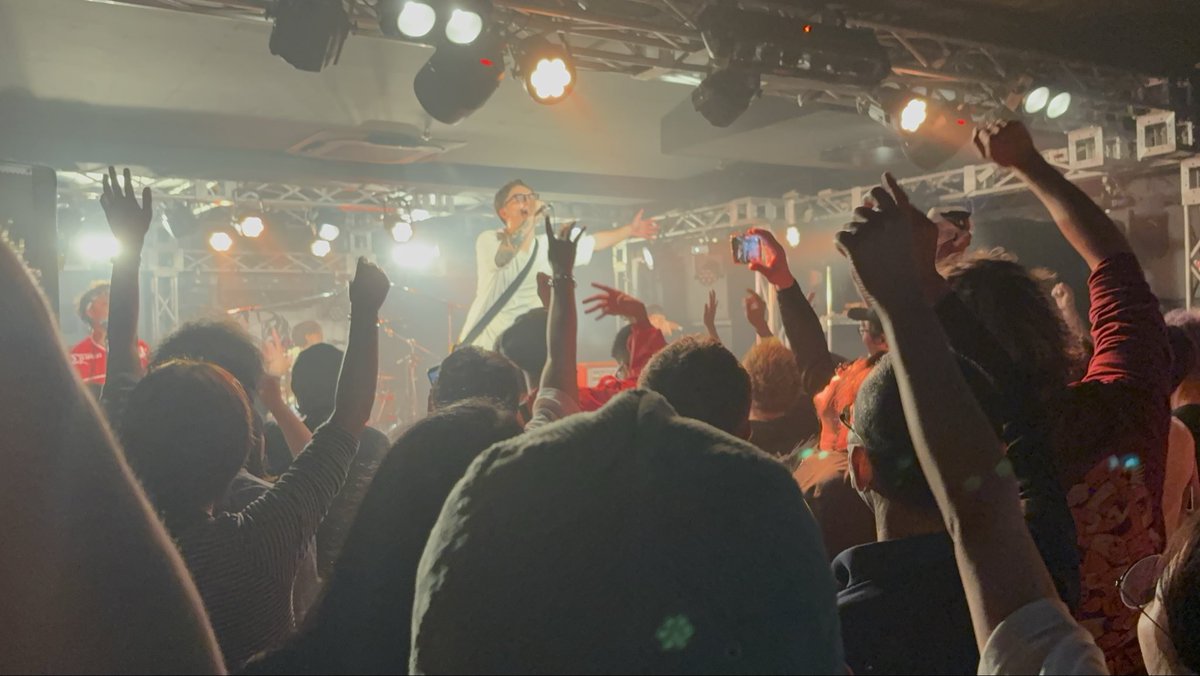 LexMarkKenji's tweet photo. Bloody Hawk Down！
ワンマンソールドアウトおめでとうございます！

あっという間🟰最高だった。

全員のエネルギーがかめはめ波のぶっ飛んでくるとてもかっこいいバンドだ！

歌詞も前向きだし、お客さんも笑顔が素敵な人が多い！
やっぱり好きだなって思った、そんな日でした。 https://t.co/uhj0zyhFcM