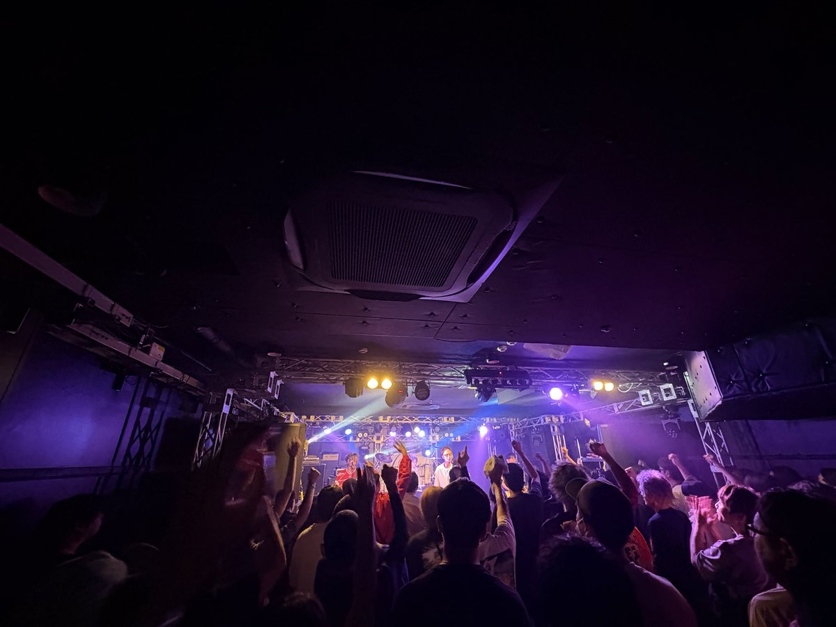 LexMarkKenji's tweet photo. Bloody Hawk Down！
ワンマンソールドアウトおめでとうございます！

あっという間🟰最高だった。

全員のエネルギーがかめはめ波のぶっ飛んでくるとてもかっこいいバンドだ！

歌詞も前向きだし、お客さんも笑顔が素敵な人が多い！
やっぱり好きだなって思った、そんな日でした。 https://t.co/uhj0zyhFcM