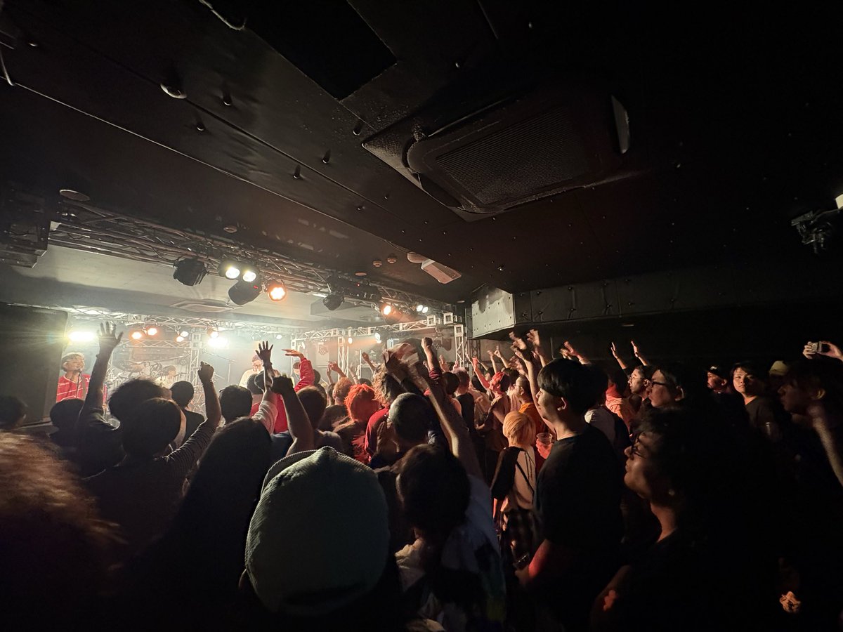 LexMarkKenji's tweet photo. Bloody Hawk Down！
ワンマンソールドアウトおめでとうございます！

あっという間🟰最高だった。

全員のエネルギーがかめはめ波のぶっ飛んでくるとてもかっこいいバンドだ！

歌詞も前向きだし、お客さんも笑顔が素敵な人が多い！
やっぱり好きだなって思った、そんな日でした。 https://t.co/uhj0zyhFcM