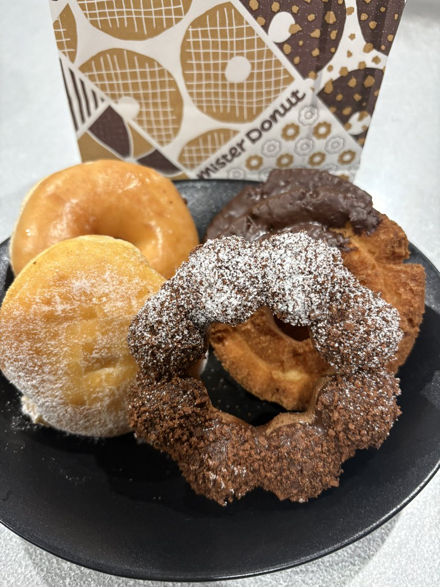 _tae0301_'s tweet photo. 久しぶりのミスド🍩
やっぱりハニーディップと
チョコファッションが好き❤️ https://t.co/UitAue7bvN