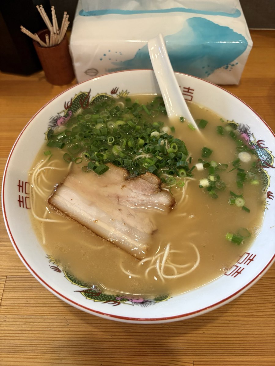 makinots's tweet photo. 嫁さんが学校行事のため、息子と豚骨ラーメンを食べる。「ラーメンかずさ」は700円が基本で、替え玉は100円。良心的な価格だと思う。＃サラリーマン https://t.co/ANc0h8HgXA