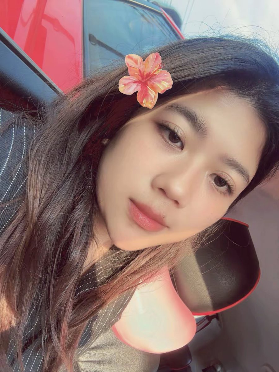 shamineeeeee's tweet photo. Ada aksesoris bunganya lucu https://t.co/9AdAr7iEXi