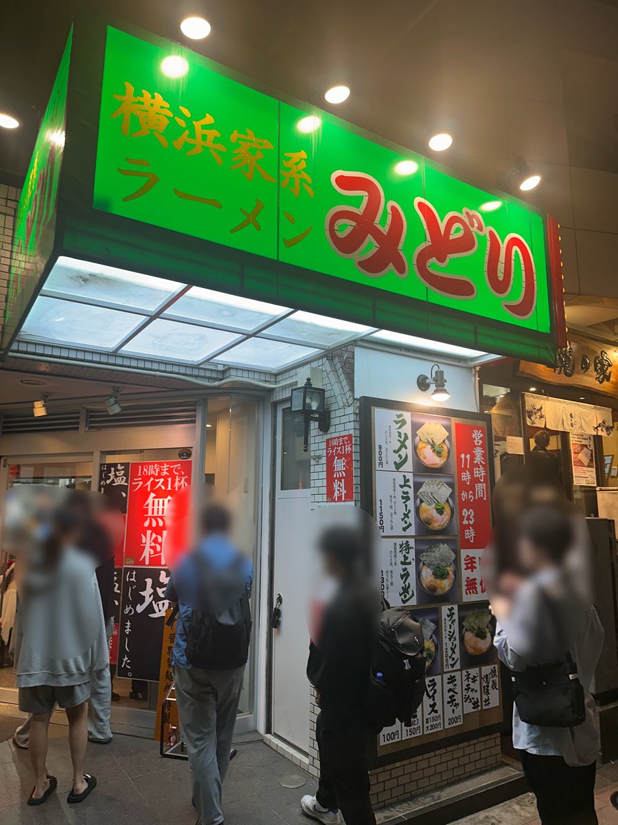 sauna_mania's tweet photo. 新宿のラーメンはここが1番美味しい。いつも空いてて潰れないか不安だったけどオープンから1年以上経過したらしっかり混んできた。ひと安心 https://t.co/s2vxa6RoEB