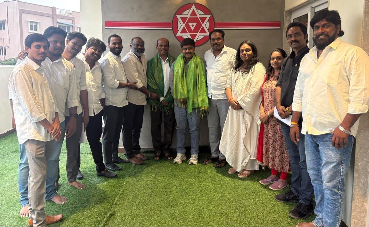 JSPTelangana's tweet photo. జనసేన పార్టీ తెలంగాణ రాష్ట్ర కార్యాలయంలో రాష్ట్ర అధికార ప్రతినిధులకు నిర్వహించిన ప్రత్యేక శిక్షణ తరగతులు విజయవంతంగా ముగిశాయి.

పార్టీ సిద్ధాంతాలు, విధానాలు, ప్రజా సమస్యలపై స్పందించే విధానం, మీడియా వ్యవహారశైలి, సమకాలీన రాజకీయ అంశాలపై అవగాహన వంటి కీలక అంశాలపై శిక్షణ అందించారు.

ప్రజల సమస్యలను బలంగా, బాధ్యతాయుతంగా ప్రజల తరఫున వినిపిస్తూ, పార్టీ వాణిని సమర్థవంతంగా ముందుకు తీసుకెళ్లేలా అధికార ప్రతినిధులకు ఈ శిక్షణ ఉపయోగపడింది.

#JanaSenaTelangana #JSPForTelangana