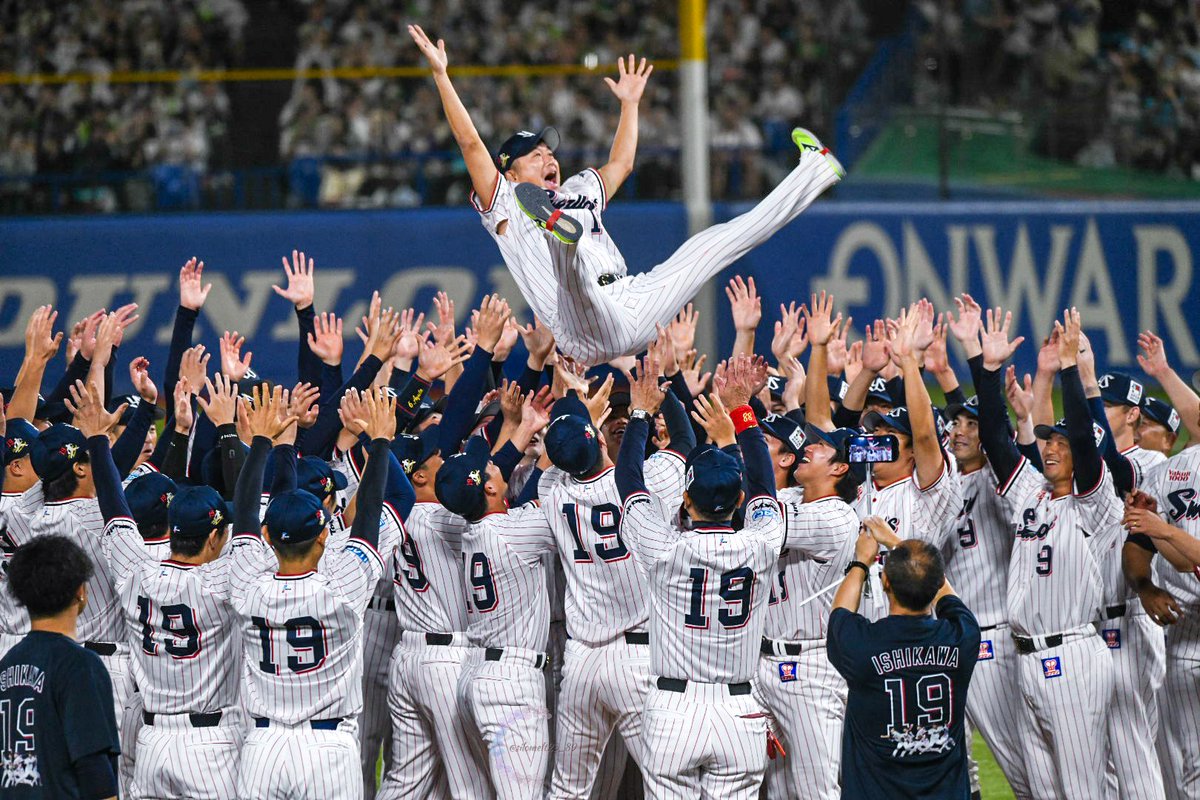 silomelt23_89's tweet photo. カツオさんの胴上げ、本当に美しい    ありがとう
#261003神宮 #swallows #石川雅規 https://t.co/xYsZaDhziw