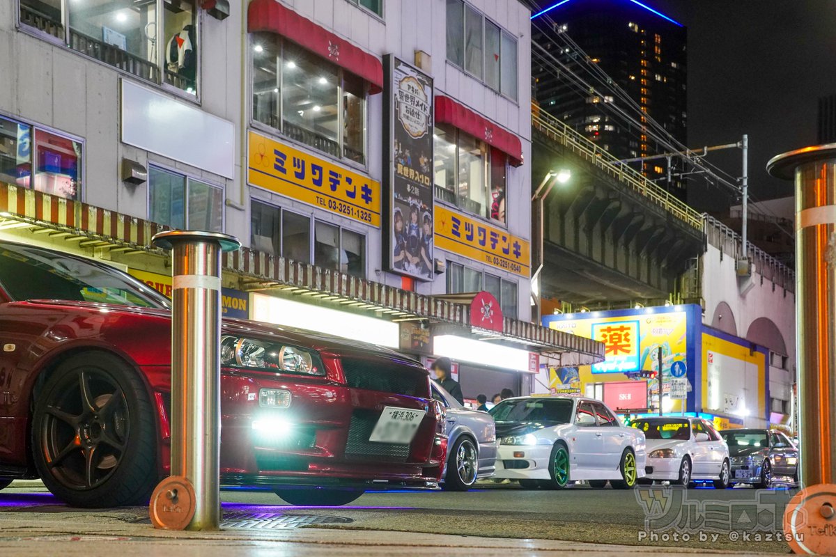kaztsu's tweet photo. 秋葉原・中央通り、深夜騒音バイク＋車両が迷惑すぎて困ってる件。警察は以前してくれていたダイビル裏の閉鎖を今週もせず。カラーコーン設置も舐められまくりで迷惑車両はお構いなしな感じだった https://t.co/eKVWjFwnmu