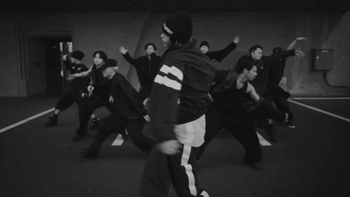addictedtotaro0's tweet photo. ②’Ⅱ’のトレイラーはタロだけ収録曲が使われていたし ひとりだけテイストの違う映像作品だったから
初見当時戸惑ったし 素晴らしいんだけど正直他のメンバーみたいな映像も見たかったという気持ちもあったな
説明も無いから真意はわからぬまま
「特別」な方法がタロには与えられたということを重く受け止めてた人も多かった