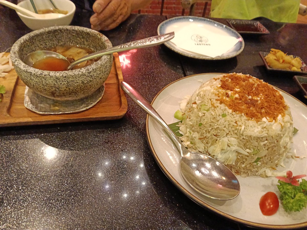 HIROKAZUmis's tweet photo. カニチャーハンとフカヒレスープをいただきました。
#センフーチャーラム
#ヤワラート中華街 https://t.co/zMZ4E4uvYC