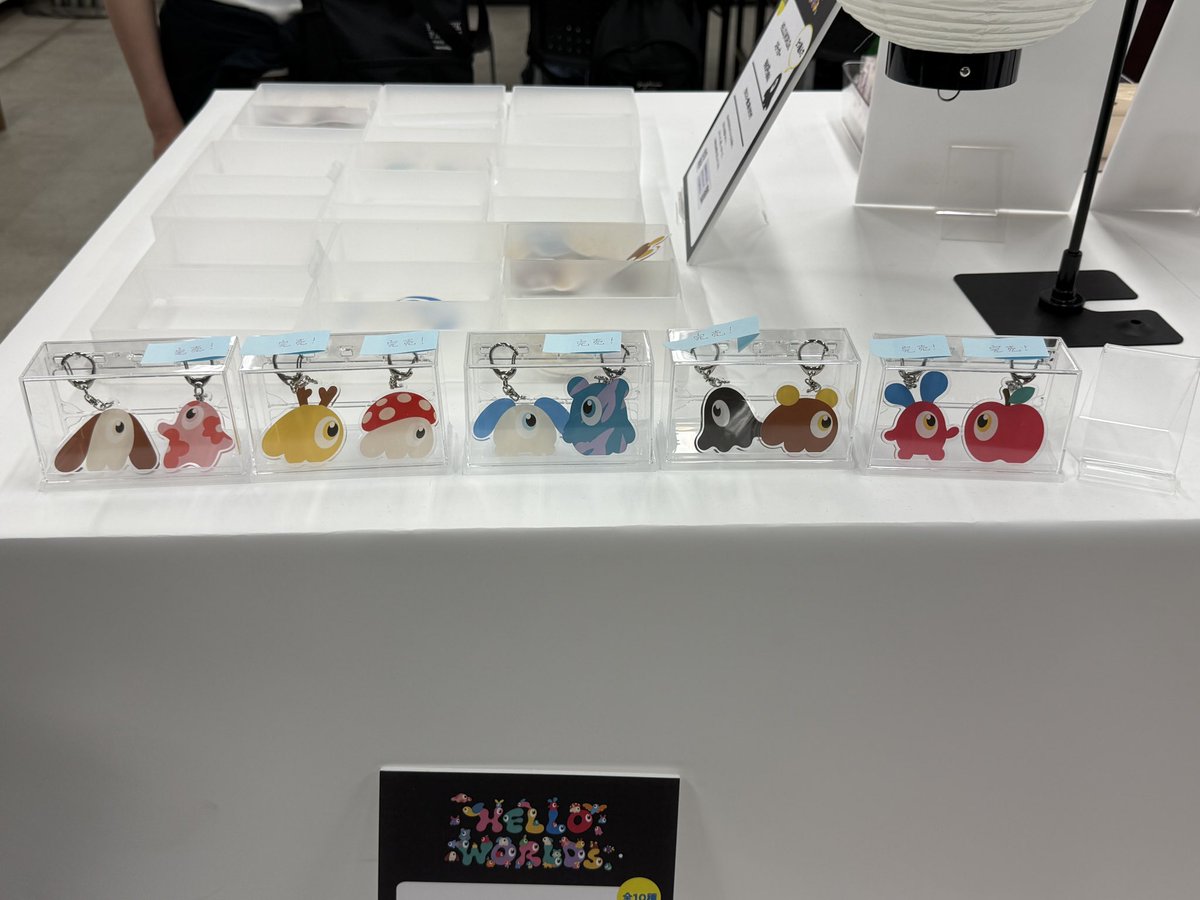 knoshii's tweet photo. 今週来週の万博追憶ラッシュに乗って中之島のHELLO WORLDsへ。
こみゃくの系譜でもあり、ちょっと00年代のSCE的な雰囲気を感じるような単眼キャラ達がどれも可愛い！
アクキーも早々に枯れちゃってる盛況ぶりで、この世界がどう展開されていくのか楽しみ！ https://t.co/klRSJrq9eX