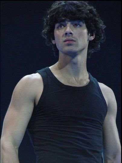 Lonelywarrior3's tweet photo. Feliz día a Joe Jonas, no es mi novio pero quise que lo fuera desde mis 12 años. https://t.co/ZeFuyTCnPt
