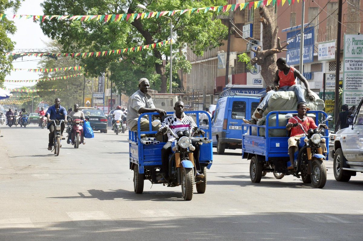 yacoubanncx's tweet photo. OUAGADOUGOU : LE CONTRÔLE DES TRICYCLES SE DURCIT

Les autorités renforcent le contrôle des tricycles dans la capitale dans le cadre des mesures liées à la sécurité routière.

🚨 Une mesure qui pourrait directement toucher la circulation quotidienne à Ouagadougou.

💬 Pensez-vous https://t.co/ILyKINk9gw