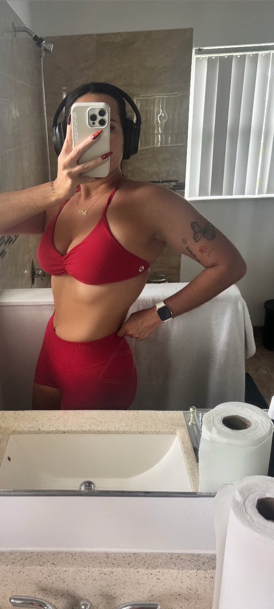 bellasdaze's tweet photo. idk how to pose like fit people do #newtothis https://t.co/74C85fdN39