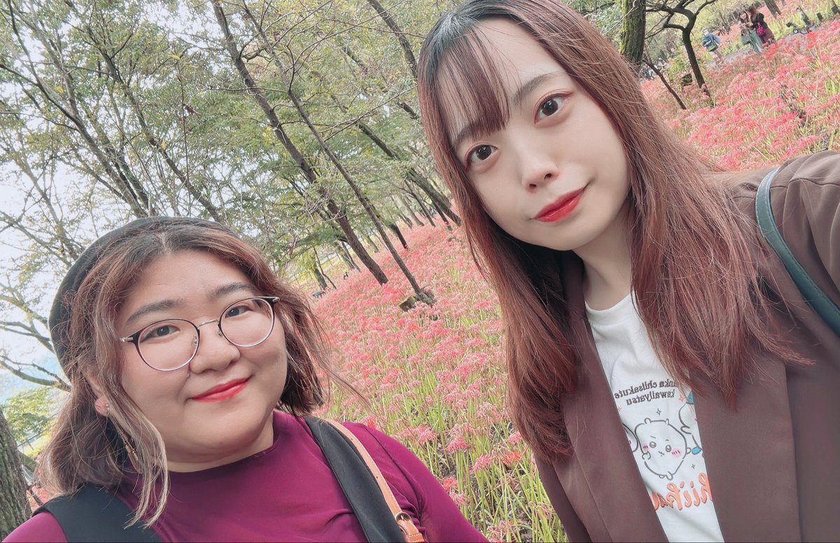 shino_328n's tweet photo. ちょっと前に駆け込み曼珠沙華してきた！！！
連(@MurajiY )と🤭🤭🤭

見頃を外してしまったけど十分綺麗でした( ◜௰◝ )

連の帽子を強奪する野口の図。 https://t.co/Pi6DdP555W
