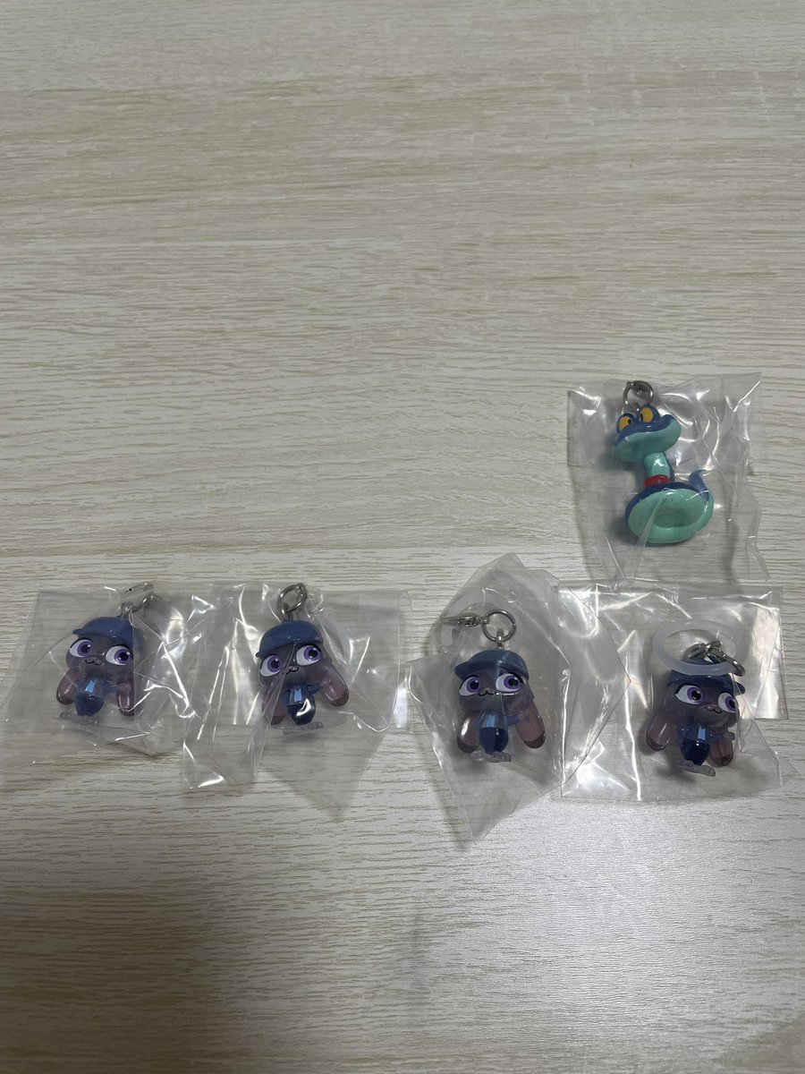 yyanrlv's tweet photo. ズートピア2 めじるしアクセサリー ガチャ
 交換

【譲】ジュディ×4
         ゲイリー×1

【求】パウバート何個でも

まとめての方優先、郵送での交換希望です。
(手渡しの場合要相談)
また、ジュディのまとめ買いのみも大歓迎です🐰

#ズートピア　#ガチャ交換 https://t.co/aHYX0jRwDW