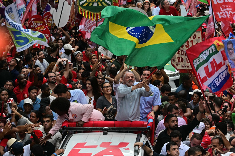 diariosdrd's tweet photo. Lula y Flávio Bolsonaro libran batalla final por la presidencia de Brasil entre acusaciones, seguridad y marcada polarización

#Brasil #Lula #FlavioBolsonaro #Elecciones #Política #Seguridad #AméricaLatina #DSD
🔗https://t.co/0bdwqXoVEr https://t.co/pYHfnSX8yh