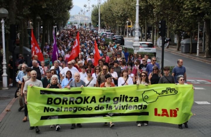 LABsindikatua's tweet photo. 🏘️Milaka batu gara gaur Donostia, Gasteiz eta Iruñeko kaleetan etxebizitzaren negozioari ezezko borobila eman eta Euskal Herrian espekulazioarekin eta errentismoarekin amaitzeko exijitzeko.

Bihar Bilbon elkartuko gara, 12:00etan Plaza Eliptikoan

Etxebizitza ez da negozioa‼️ https://t.co/Yf9gedEwJb
