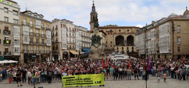 LABsindikatua's tweet photo. 🏘️Milaka batu gara gaur Donostia, Gasteiz eta Iruñeko kaleetan etxebizitzaren negozioari ezezko borobila eman eta Euskal Herrian espekulazioarekin eta errentismoarekin amaitzeko exijitzeko.

Bihar Bilbon elkartuko gara, 12:00etan Plaza Eliptikoan

Etxebizitza ez da negozioa‼️ https://t.co/Yf9gedEwJb