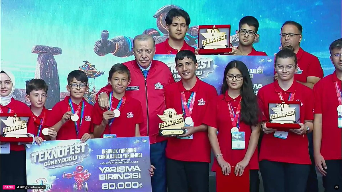 EyyubiyeAkParti's tweet photo. 📍Şanlıurfa GAP Havalimanı  

Cumhurbaşkanımız Sayın Recep Tayyip Erdoğan, yarışmalarda dereceye giren gençlerimize ödüllerini takdim etti.  

Fikirlerini projeye dönüştüren, azimleriyle bizleri gururlandıran tüm gençlerimizi yürekten tebrik ediyor, başarılarının devamını diliyoruz.

@RTErdogan @Akparti @abuyukgumus @hakanaksu058 @farukaytek @mustafaelitas @acarfaruka @Ziverozdemir @milhamigunbegi @bybekirbozdag @AEminOnenOfis @ProfDrDusak @CYAZMAC @malicevheri @ibrahimeyyupogl @HikmetBasak_63 @av_mfaruk @ElgunSuleyman @SalihAldeniz5 @Serkankrmz63 @SbrKnk @ihalilesiyok