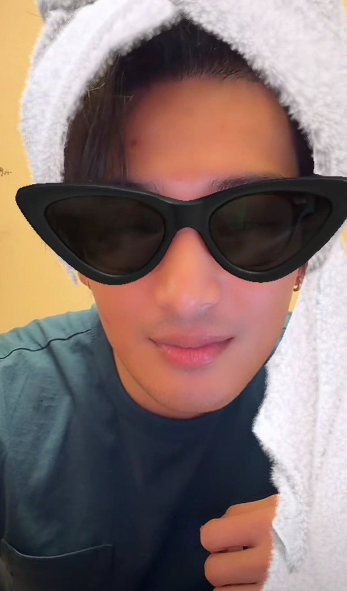 OilVanisa's tweet photo. ไม่ไหวกับโปละ ขำจนจะเสียสติ 5555555
เป็นทุกสไตล์ให้แล้ว มาทุกแนว สาวน้อย มาดาม เฮียหึง หนุ่มดอกไม้ แม่เลือกเลย🤣😂
#ApoNattawin https://t.co/MnXuTLNddE