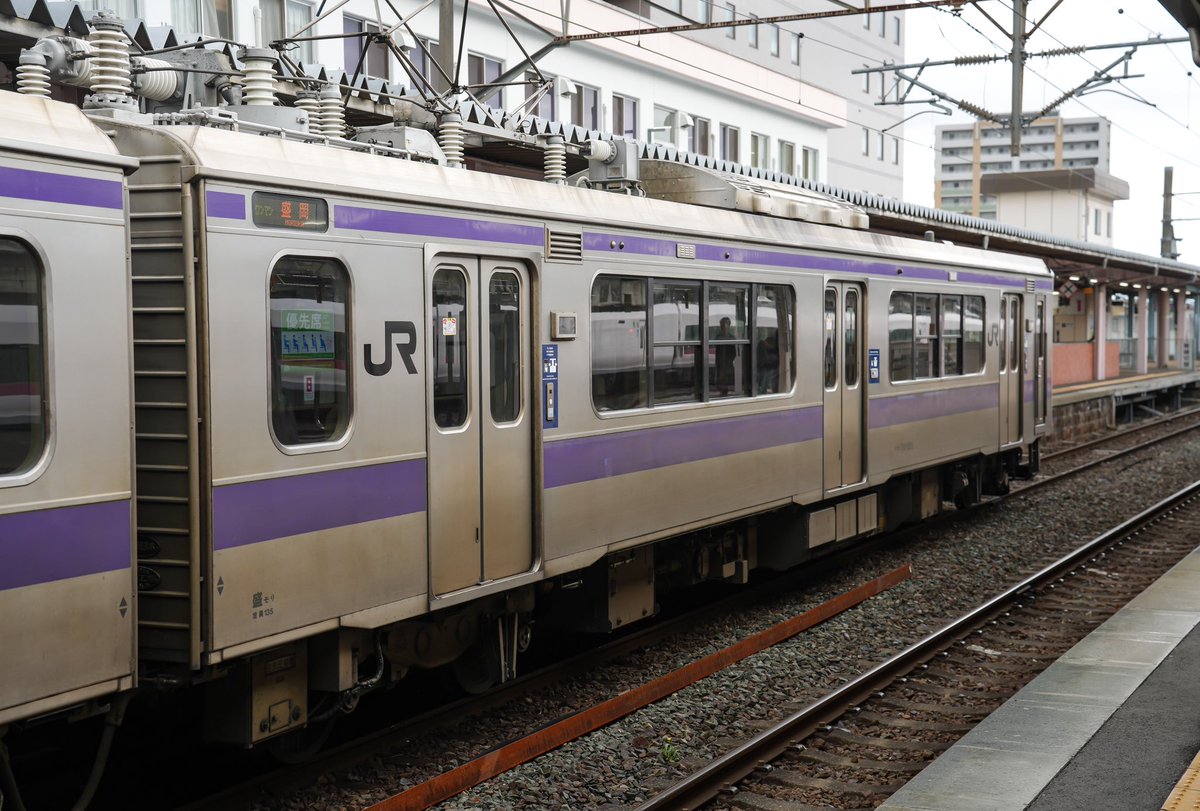 atsushi1121's tweet photo. 今日の北上にて

701系盛岡車の中でも無駄にJRマークが多いネタ車ﾓﾘ1035編成に遭遇！

クハのJRマークは情報通り消されてましたが、クモハは相変わらず1個多いまま… https://t.co/PCwpnXVojf